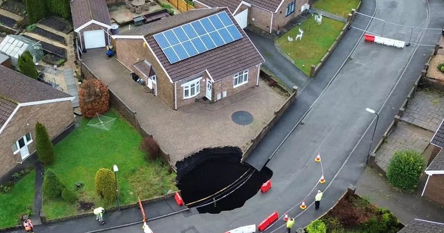 Merthyr Tydfil: Residents forced to flee after 50ft sink hole appears on housing estate