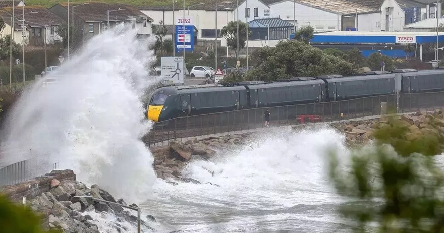 Storm Darragh warnings show exact path of horror 90mph winds as ultra rare red alert issued