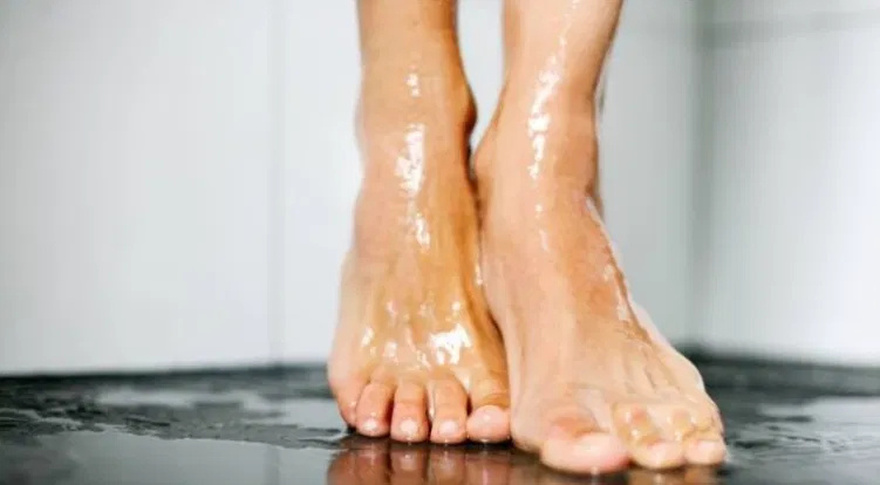 Peeing in the Shower, Doctor Explains Why Women Shouldn’t