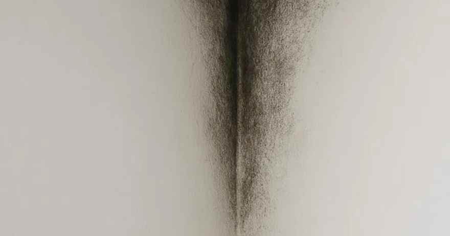 If your walls are turning black in a corner, it’s no accident: find out what it really means (and how to fix it)