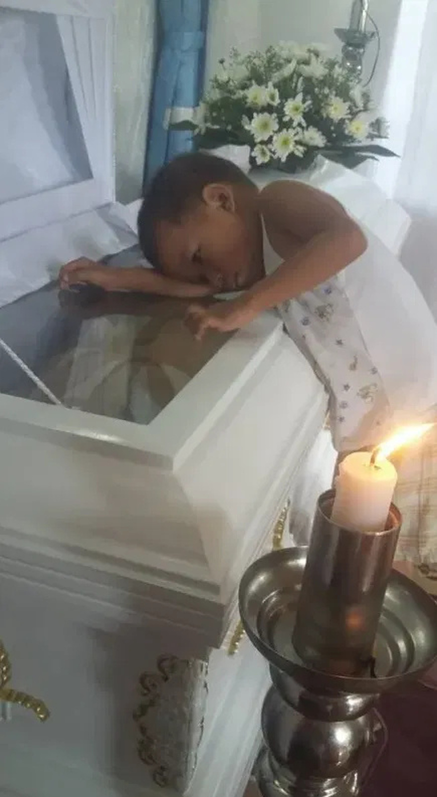 In the middle of the service, the child quietly stood up, went to their mother’s coffin, and pressed their ear against it.