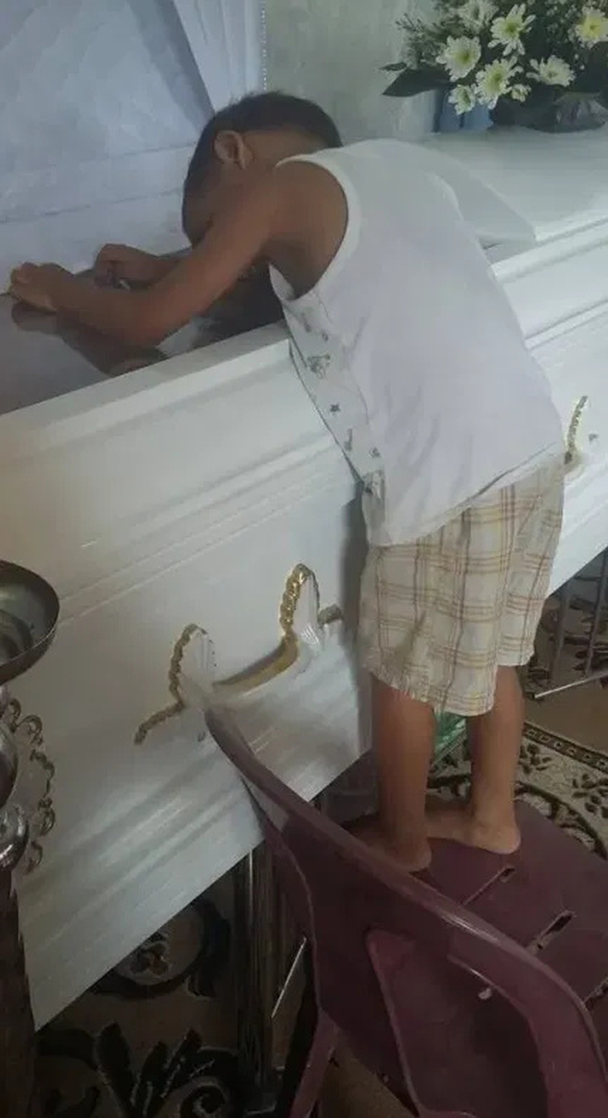 In the middle of the service, the child quietly stood up, went to their mother’s coffin, and pressed their ear against it.