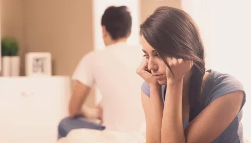 These 5 caresses could reveal that he doesn’t love you like he used to