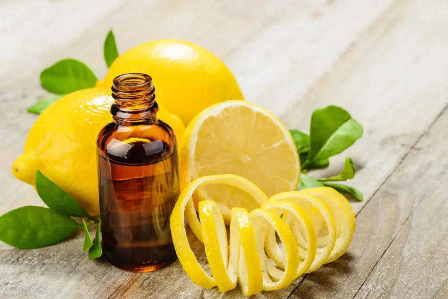 A few drops of this essential oil on the navel relieve pain and improve digestion