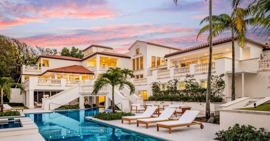 Fox News’ Sean Hannity buys Palm Beach townhome near Trump’s Mar-a-Lago