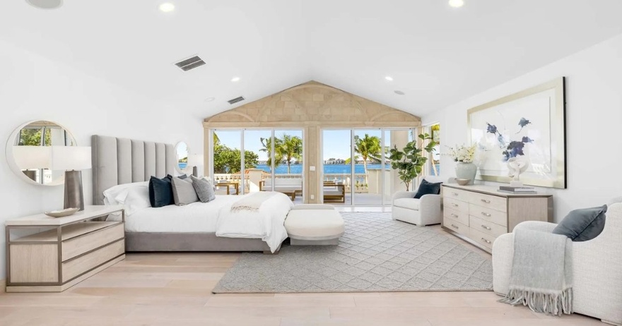 Fox News’ Sean Hannity buys Palm Beach townhome near Trump’s Mar-a-Lago