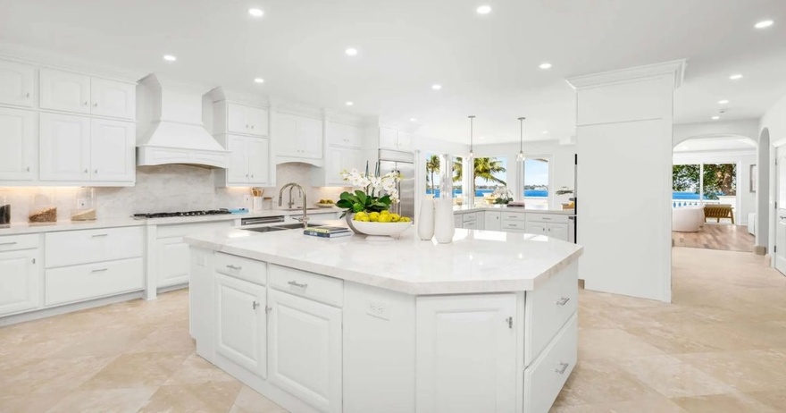 Fox News’ Sean Hannity buys Palm Beach townhome near Trump’s Mar-a-Lago