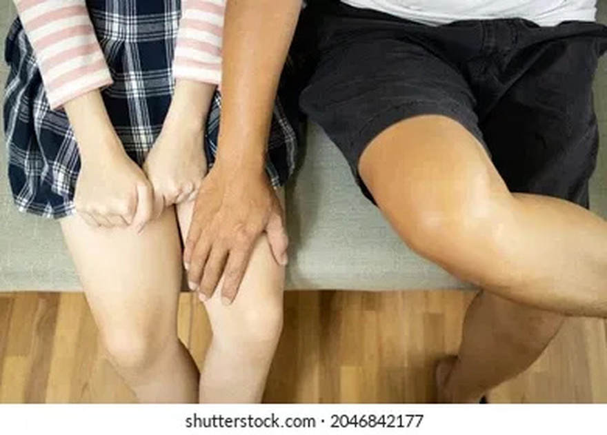 What does it mean that a man puts his hand on a women’s leg, according to psychology?