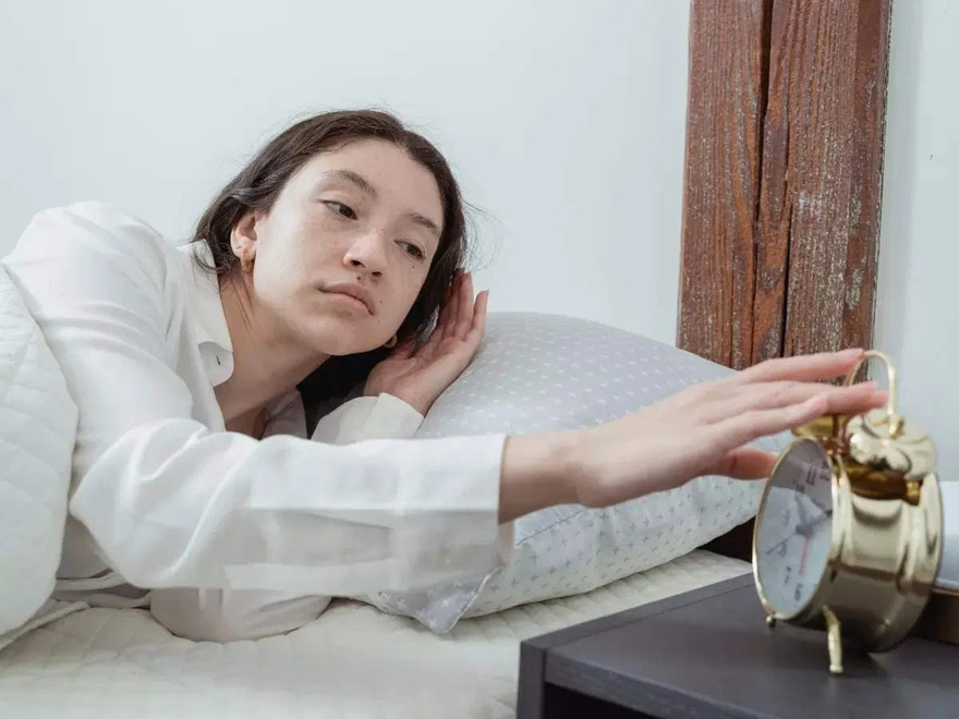 Waking Up Between 3 am and 5 am? Here’s What It Means