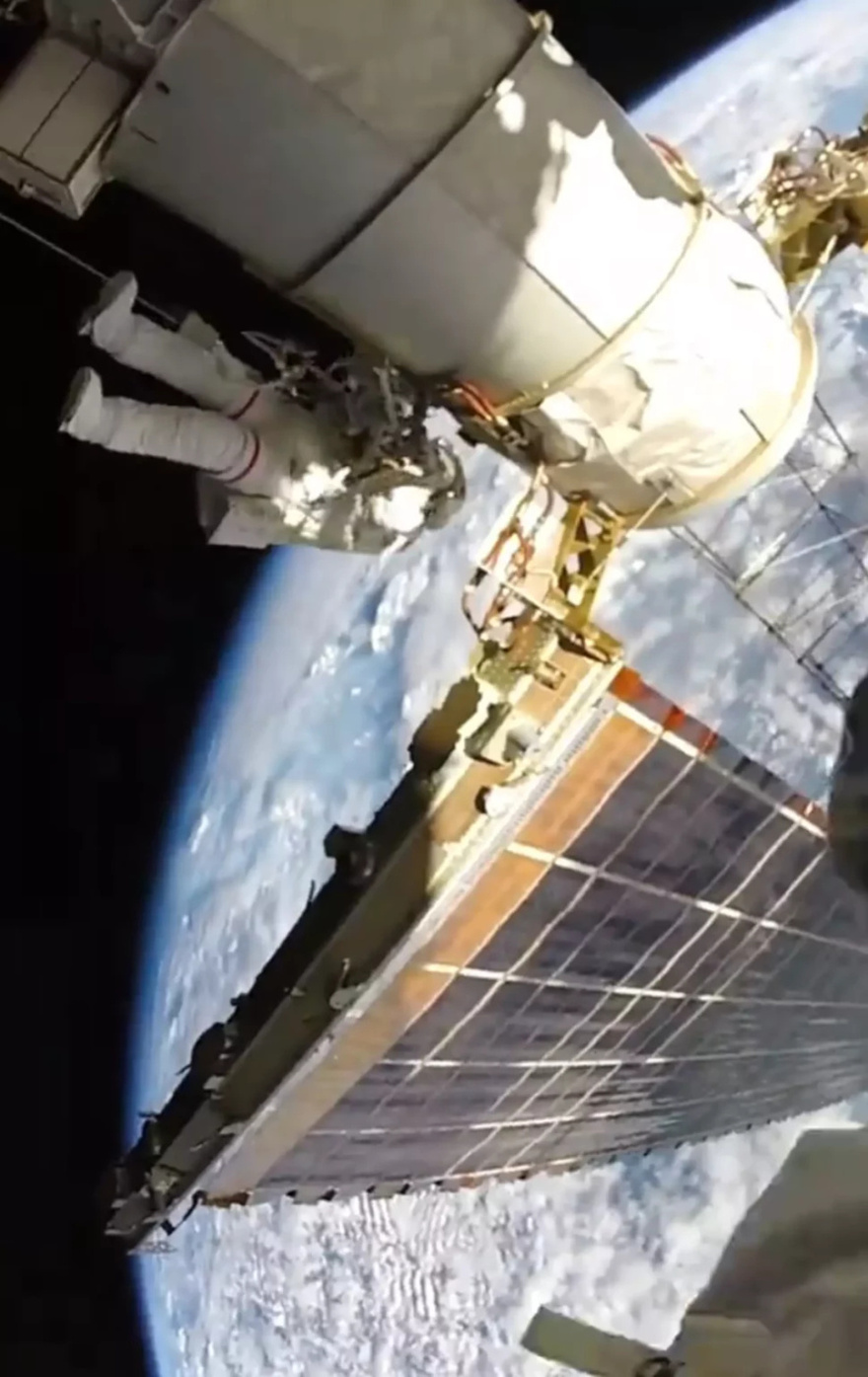Astronaut Waves and Flips Camera to Shut Down Flat Earthers Once And For All