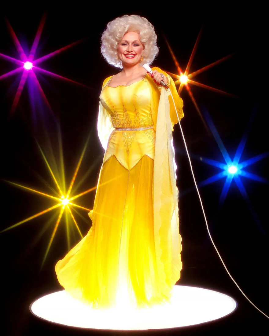 Dolly Parton Wants to Look ‘Artificial’ With Her Beauty: ‘I Like the Overdone’