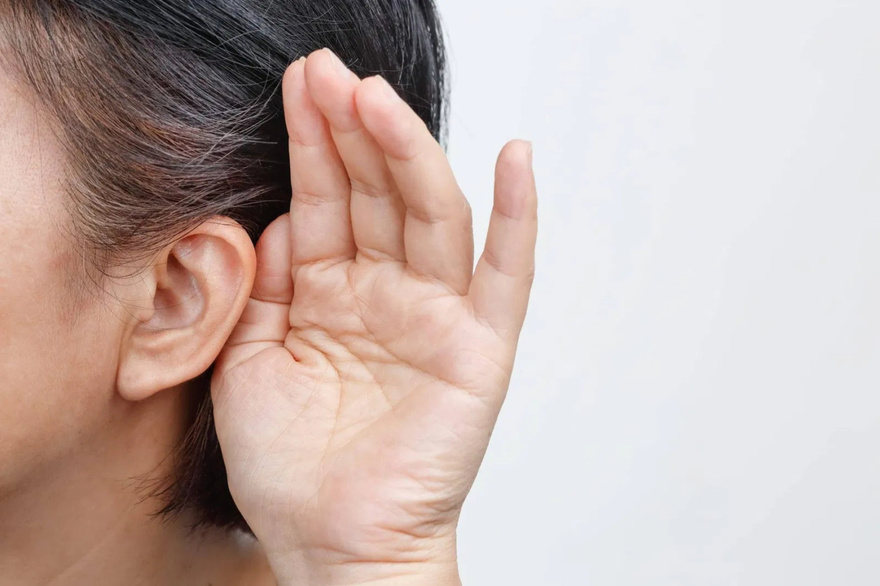 One drop unclogs the ear, improves hearing problems and eliminates discomfort