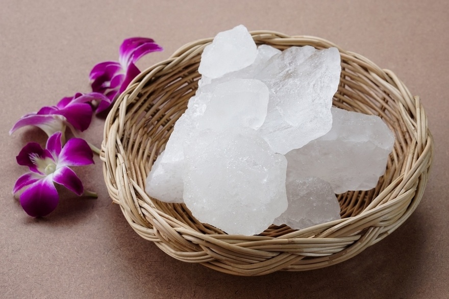 13 Innovative Ways To Use Salt and Vinegar Around The Home