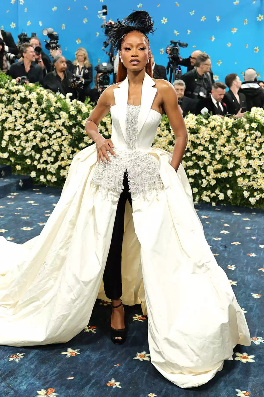 Vera Wang, 75, Looks Nearly Unrecognizable with Baby Bangs and Incognito Shades at 2025 Met Gala