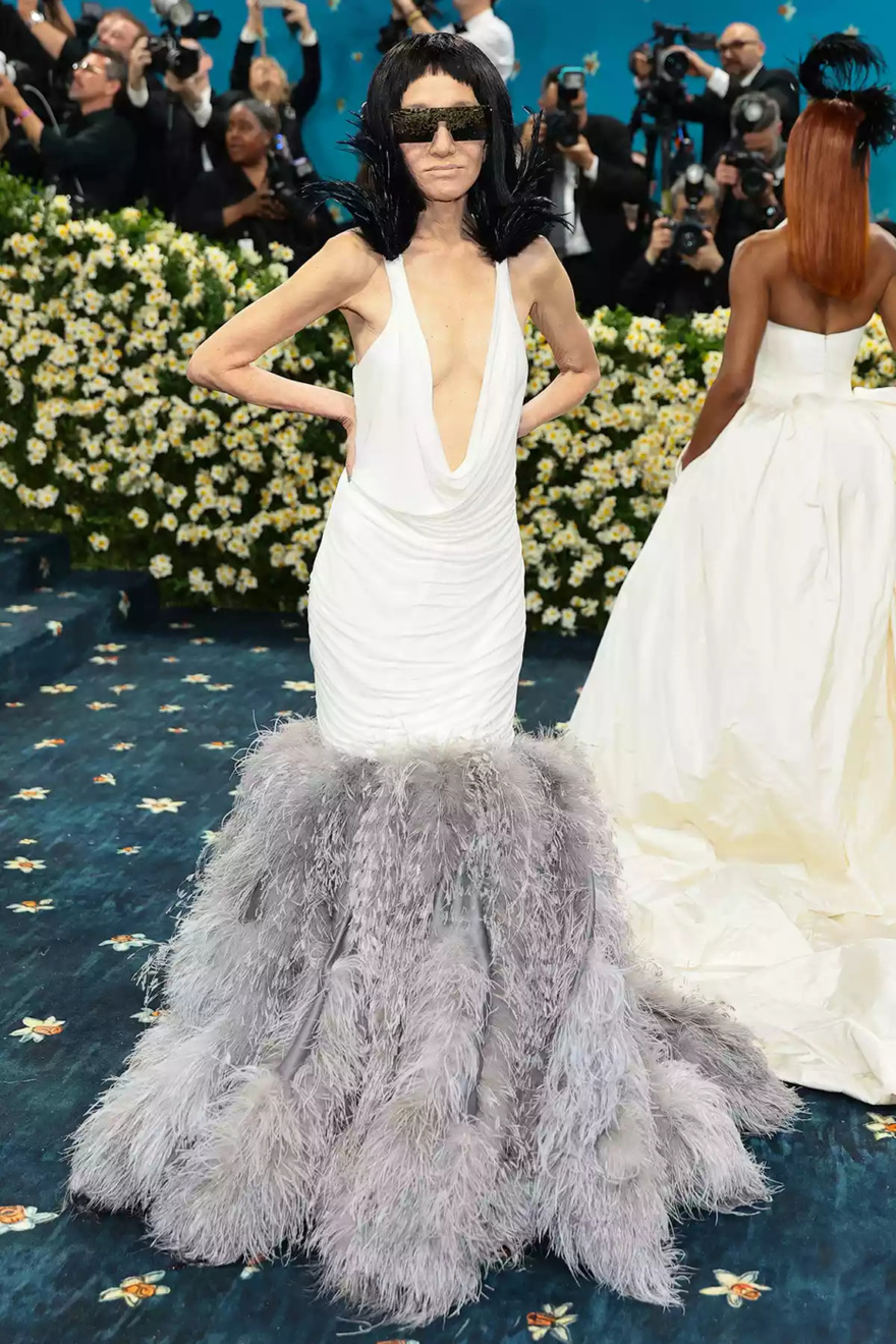 Vera Wang, 75, Looks Nearly Unrecognizable with Baby Bangs and Incognito Shades at 2025 Met Gala