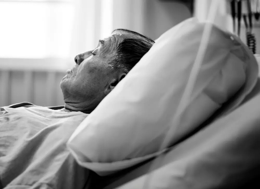 If Your Parent Shows These 3 Signs, They May Be Nearing the End of Life. Prepare Yourself for What’s to Come
