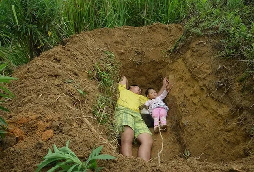 The story of a father digging a grave for his 2-year-old daughter brings tears to the online community.