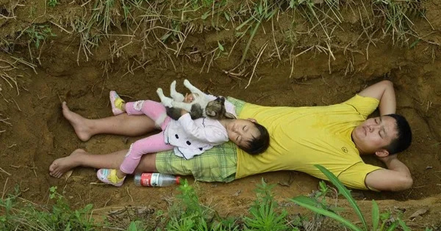 The story of a father digging a grave for his 2-year-old daughter brings tears to the online community.