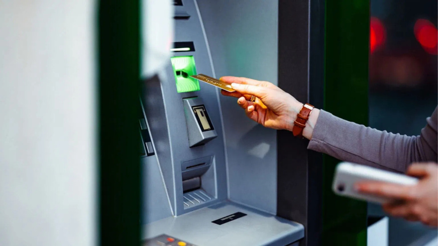 Withdraw money legally from an ATM without using a bank card: here’s the trick