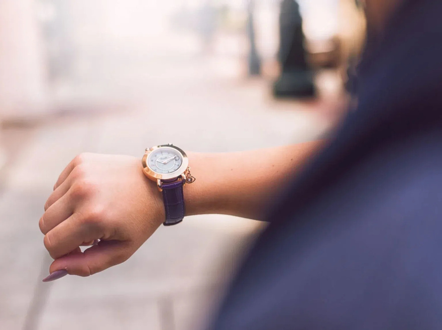 Most people don’t know the meaning of wearing a watch on the right hand