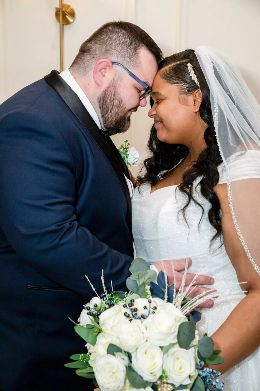 Bride Doubles Down on Choice to Not Wear Makeup at Her Wedding, Despite Massive Online Backlash