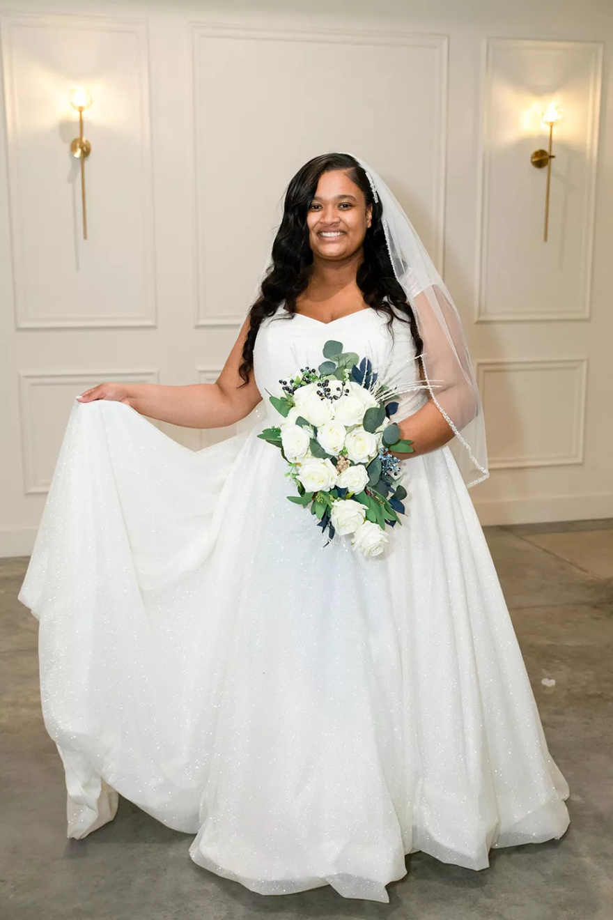 Bride Doubles Down on Choice to Not Wear Makeup at Her Wedding, Despite Massive Online Backlash