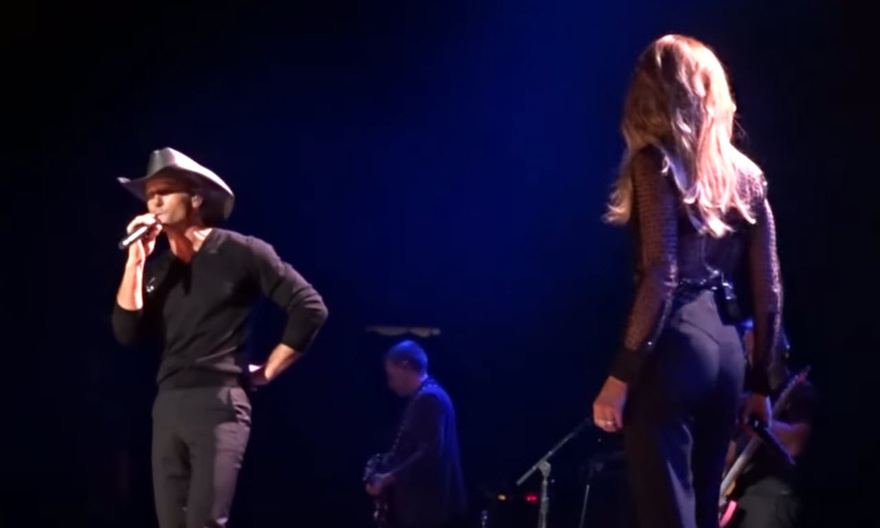 Tim McGraw And Faith Hill Shock The Crowd When They Show Up On Stage Unexpectedly.