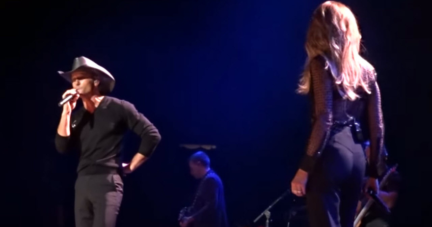 Tim McGraw And Faith Hill Shock The Crowd When They Show Up On Stage Unexpectedly.