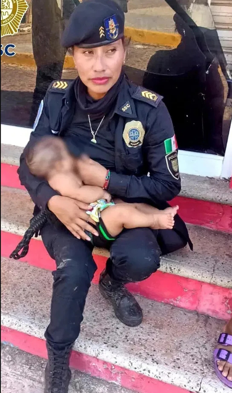 A Policewoman Breastfed a Baby Who Had Been Hungry for 2 Days After the D-eadly Hurricane