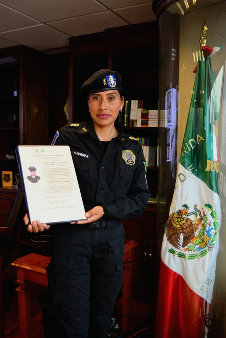 A Policewoman Breastfed a Baby Who Had Been Hungry for 2 Days After the D-eadly Hurricane