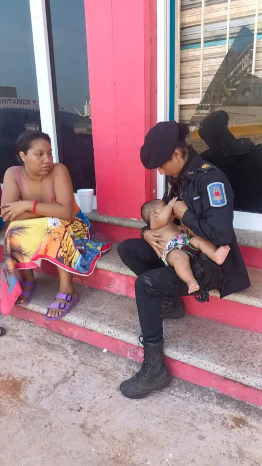 A Policewoman Breastfed a Baby Who Had Been Hungry for 2 Days After the D-eadly Hurricane