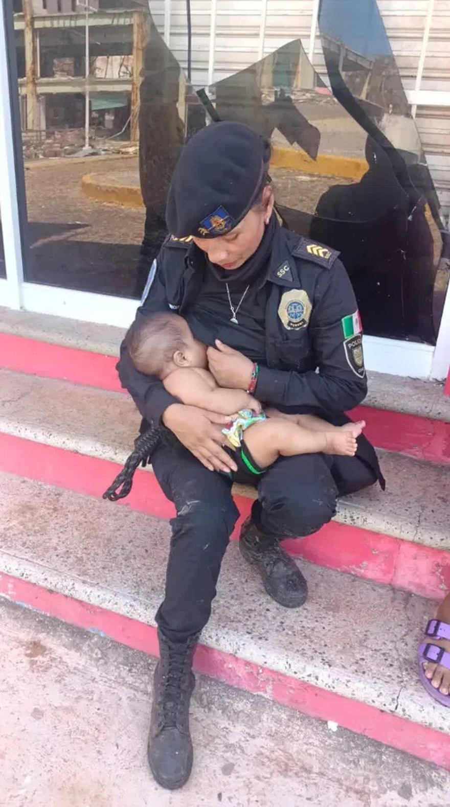 A Policewoman Breastfed a Baby Who Had Been Hungry for 2 Days After the D-eadly Hurricane