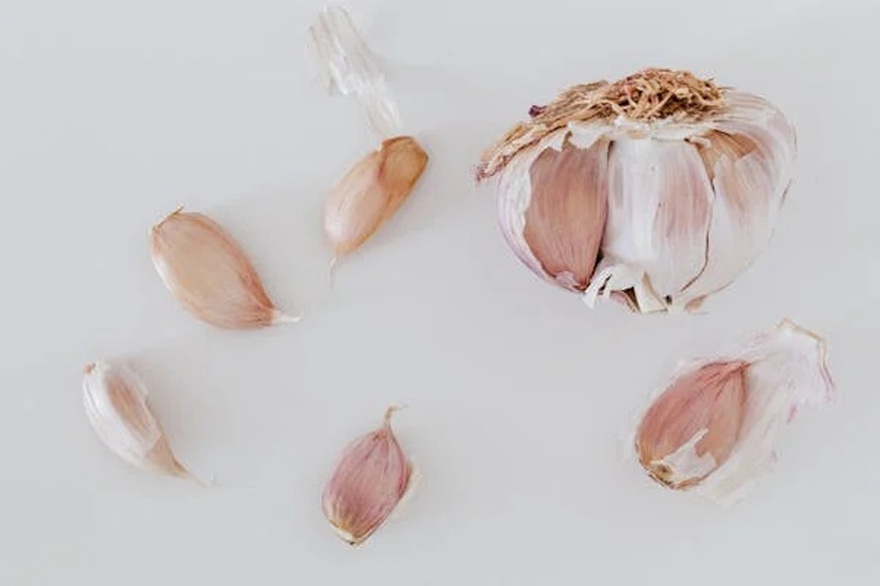 6 Reasons To Eat Garlic Before Going To Bed