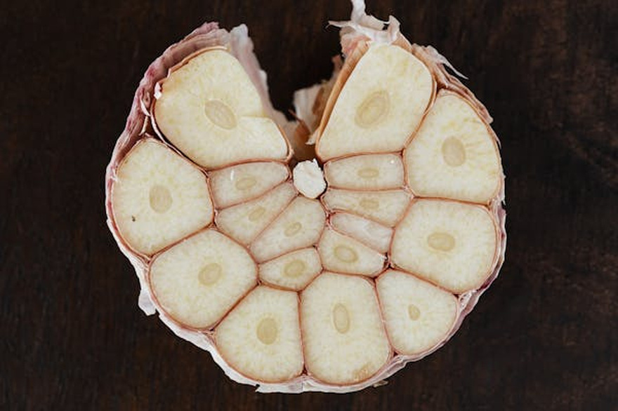 6 Reasons To Eat Garlic Before Going To Bed