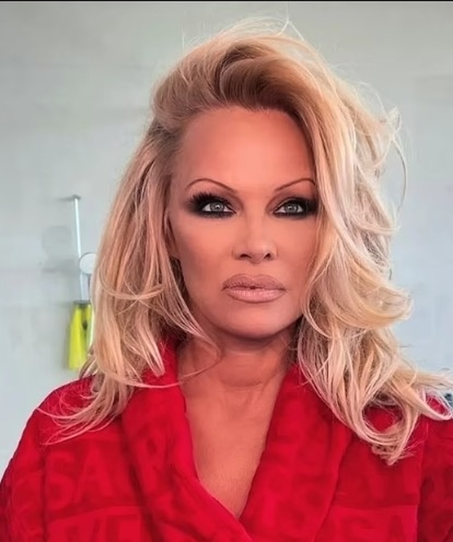 Pamela Anderson stuns fans after returning to her iconic ’90s look
