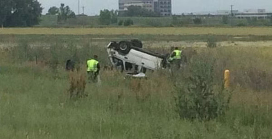 Dad dies in car crash, so police officer comforts his distraught daughter by singing