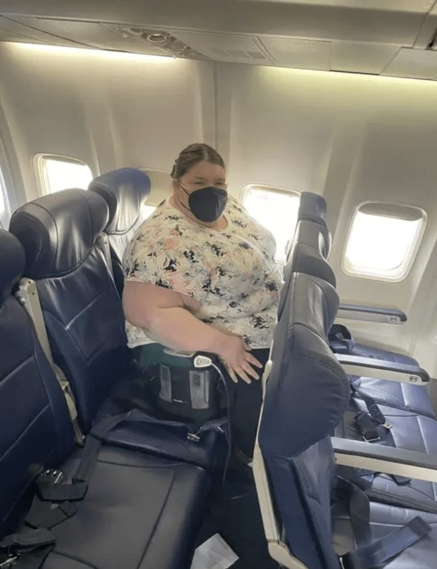Photo of passenger on flight goes viral, has everyone saying the same thing