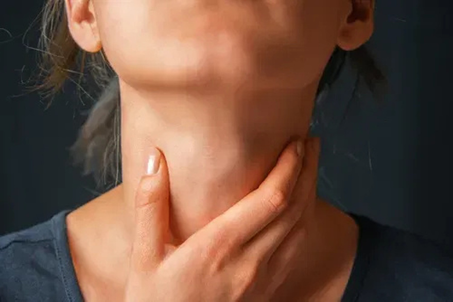 What symptoms does HPV cause in the throat?