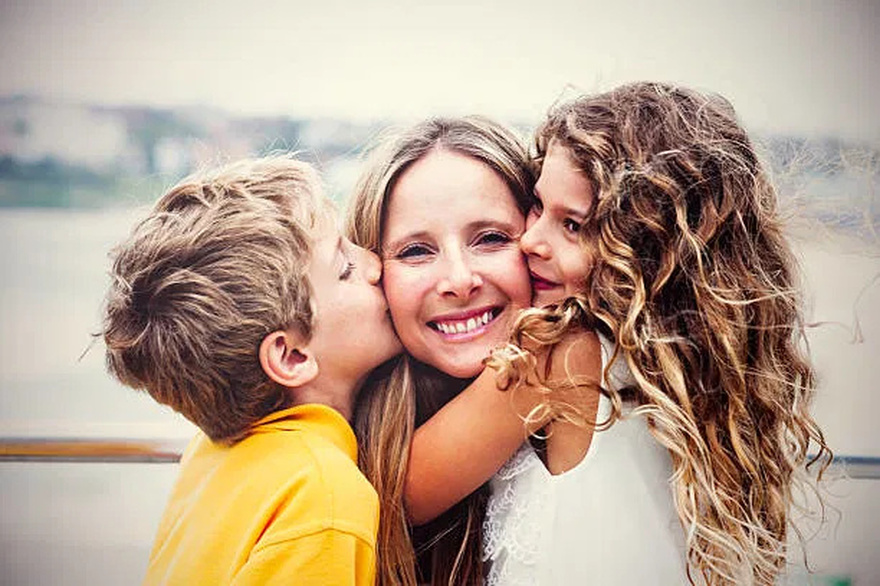 I brought two babies home alone after giving birth — my husband yelled at them in anger and then ran away.