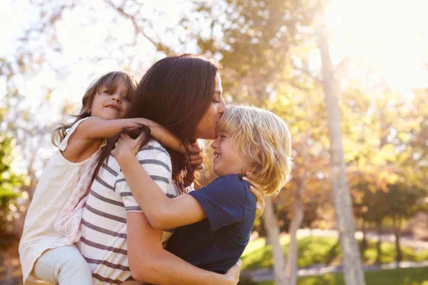 I brought two babies home alone after giving birth — my husband yelled at them in anger and then ran away.