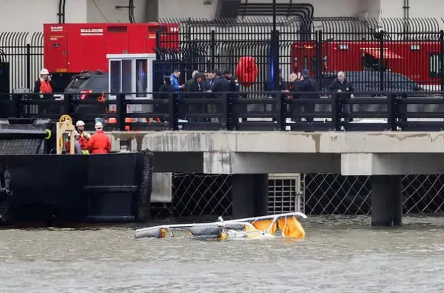 Pilot of helicopter that crashed in NYC and k!lled six people has been named as Navy SEAL veteran