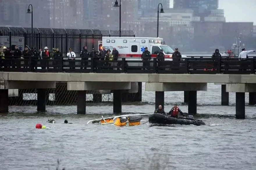 Pilot of helicopter that crashed in NYC and k!lled six people has been named as Navy SEAL veteran