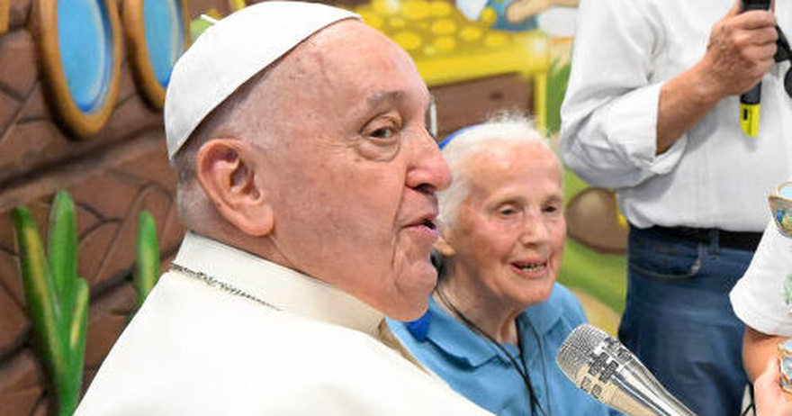 The nun who broke protocol at Pope Francis’ coffin