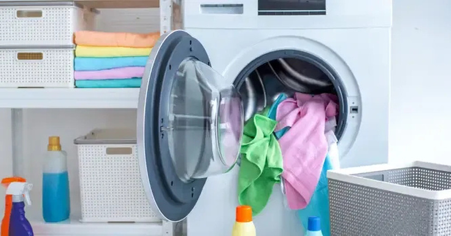 When washing clothes, don’t just put in detergent! Do this little trick, dirty clothes will be like new!