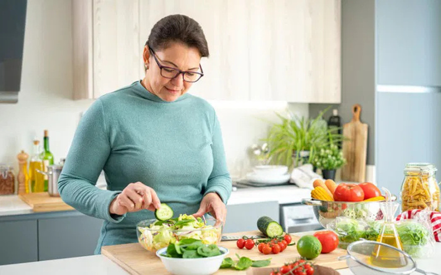 What to Eat at 40 for Better Health at 70