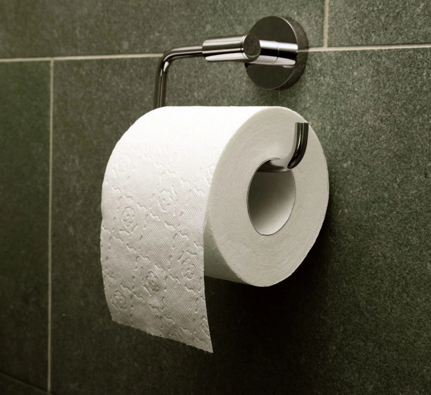 More and more people are using the toilet facing forward, for 10 surprising reasons