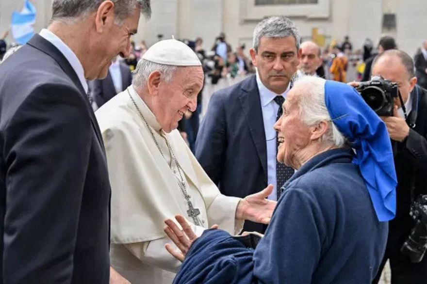 The nun who broke protocol to mourn Pope Francis decides to speak out and breaks the silence.