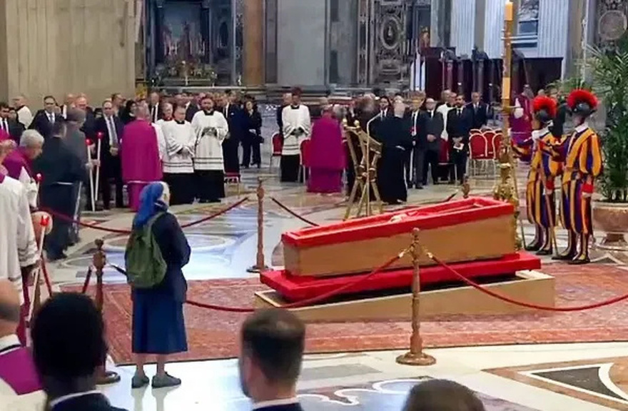 The nun who broke protocol to mourn Pope Francis decides to speak out and breaks the silence.