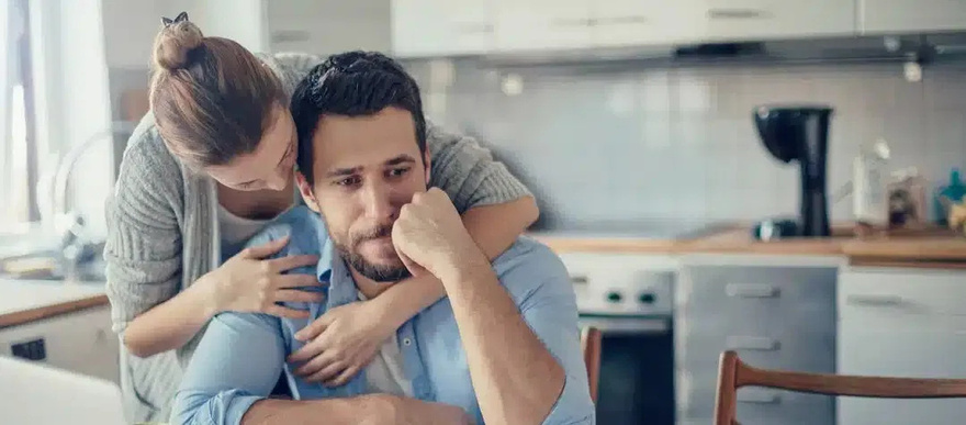 When a Woman Gets Too Attached to Her Partner: What It Really Reveals