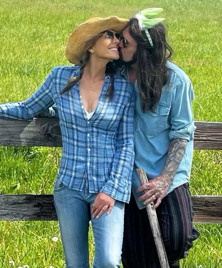 Billy Ray Cyrus and Elizabeth Hurley’s Surprise Romance Heats Up with Passionate Kiss in Latest Photo
